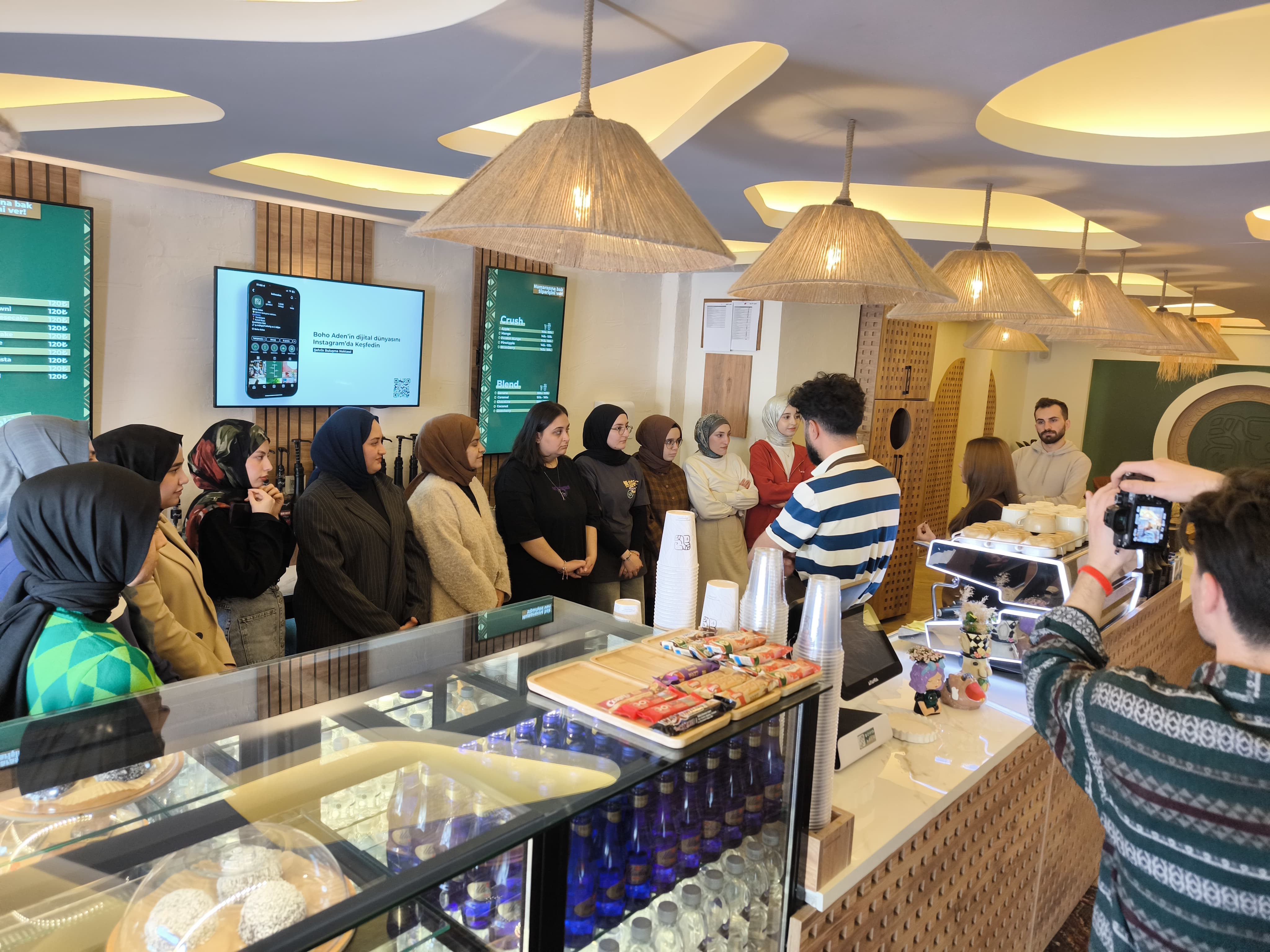 Gastronomi ve Mutfak Sanatları Bölümü öğrencilerimiz öncülüğünde Boho Aden'de baristalık eğitimine başladı.